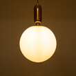 GloboStar® ESTETICO 61493 Μοντέρνο Κρεμαστό Φωτιστικό Οροφής Μονόφωτο 1 x E27 Γαλακτερή Γυάλινη Μπάλα με Μεταλλικό Επιχρυσωμενό Πλατίνα Σώμα Φ30 x Υ48cm
