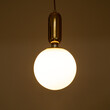 GloboStar® ESTETICO 61492 Μοντέρνο Κρεμαστό Φωτιστικό Μπάλα Μονόφωτο 1 x E27 IP20 Λευκό Γυαλί με Χρυσό Μέταλλο - Μ20 x Π20 x Υ38cm