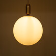 GloboStar® ESTETICO 61494 Μοντέρνο Κρεμαστό Φωτιστικό Μπάλα Μονόφωτο 1 x E27 IP20 Λευκό Γυαλί με Χρυσό Μέταλλο - Μ40 x Π40 x Υ58cm