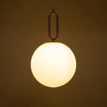 GloboStar® BELLISSIMO 61487 Μοντέρνο Κρεμαστό Φωτιστικό Οροφής Μονόφωτο 1 x E27 Γαλακτερή Γυάλινη Μπάλα με Μεταλλικό Επιχρυσωμενό Πλατίνα Σώμα Φ30 x Υ52cm