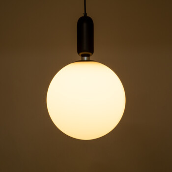 GloboStar® ESTETICO 61496 Μοντέρνο Κρεμαστό Φωτιστικό Μπάλα Μονόφωτο 1 x E27 IP20 Λευκό Γυαλί με Μαύρο Μέταλλο - Μ30 x Π30 x Υ48cm